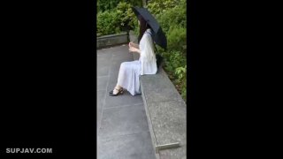 气质甜美短发小姐姐！苗条身材贫乳！吊带黑丝袜美腿，扭腰摆臀风骚，炮友扶腰站立后入